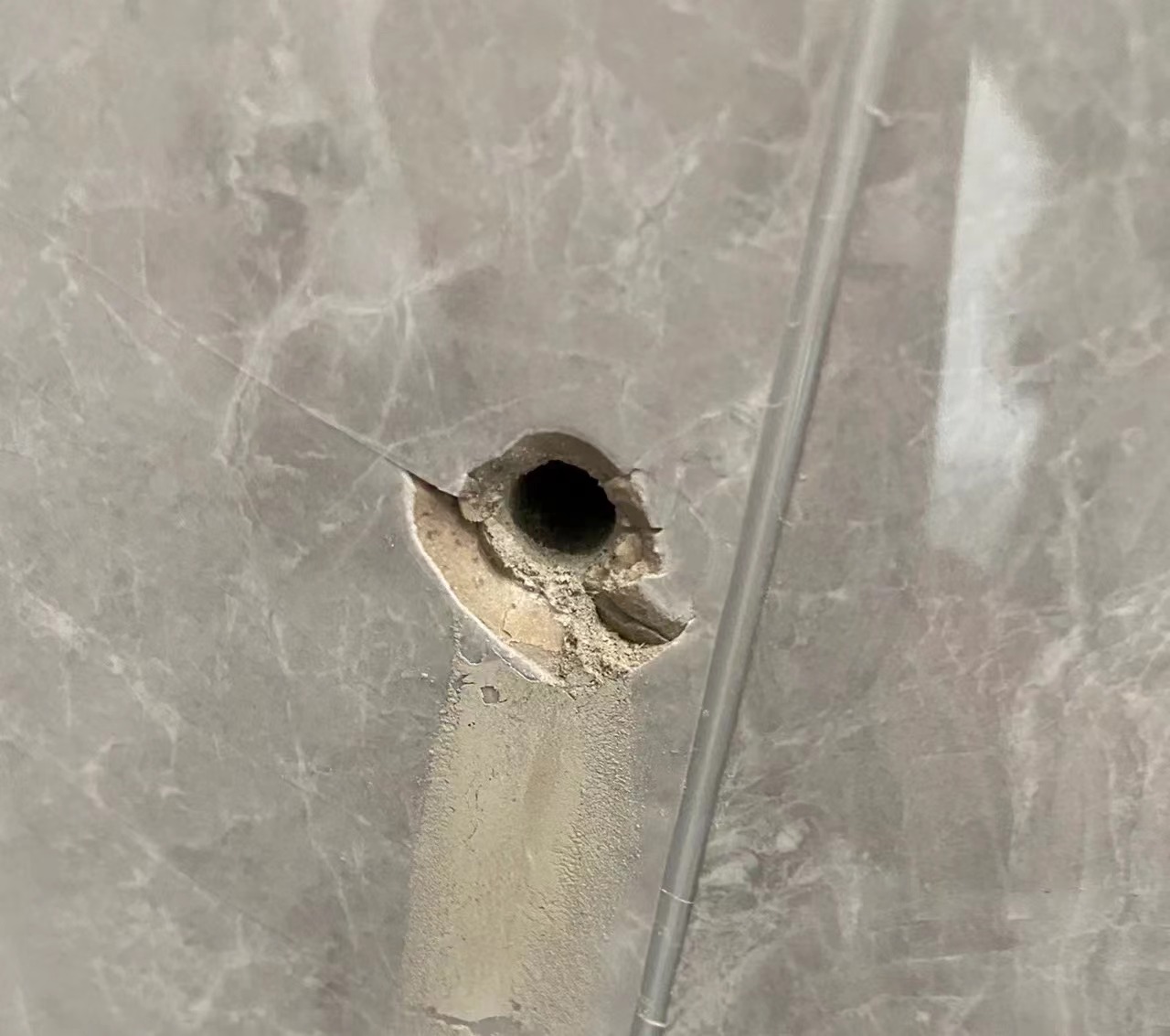 墙砖打孔裂了怎么办呢(瓷砖打孔打裂了用什么修复下) 墙砖打孔裂了怎么办呢(瓷砖打孔打裂了用什么修复下)